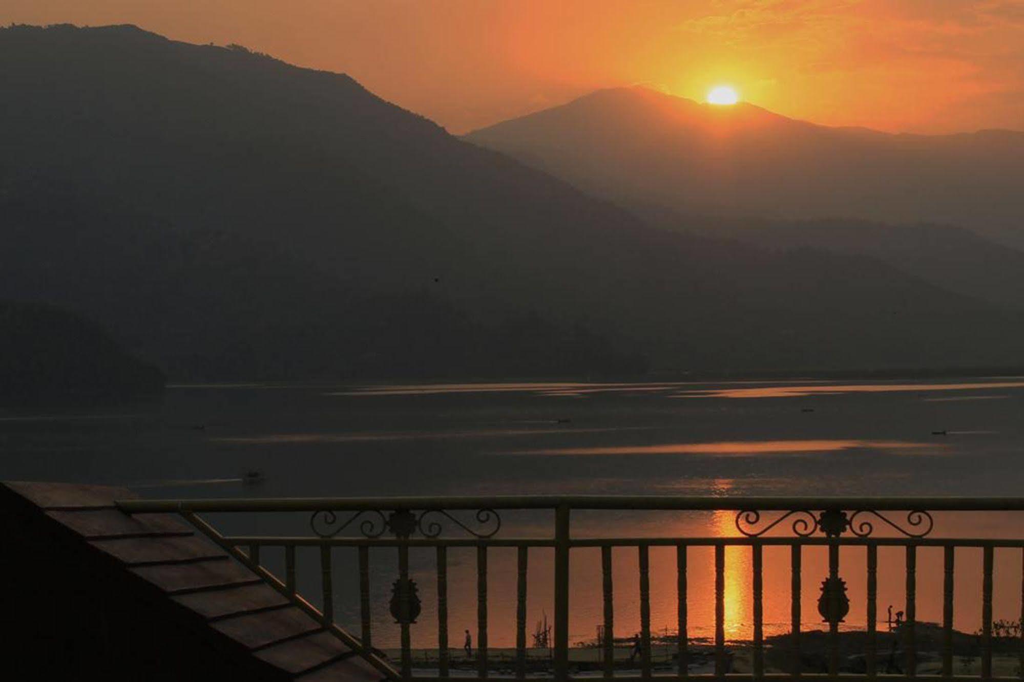 Golden Gate Hotel Pokhara Zewnętrze zdjęcie