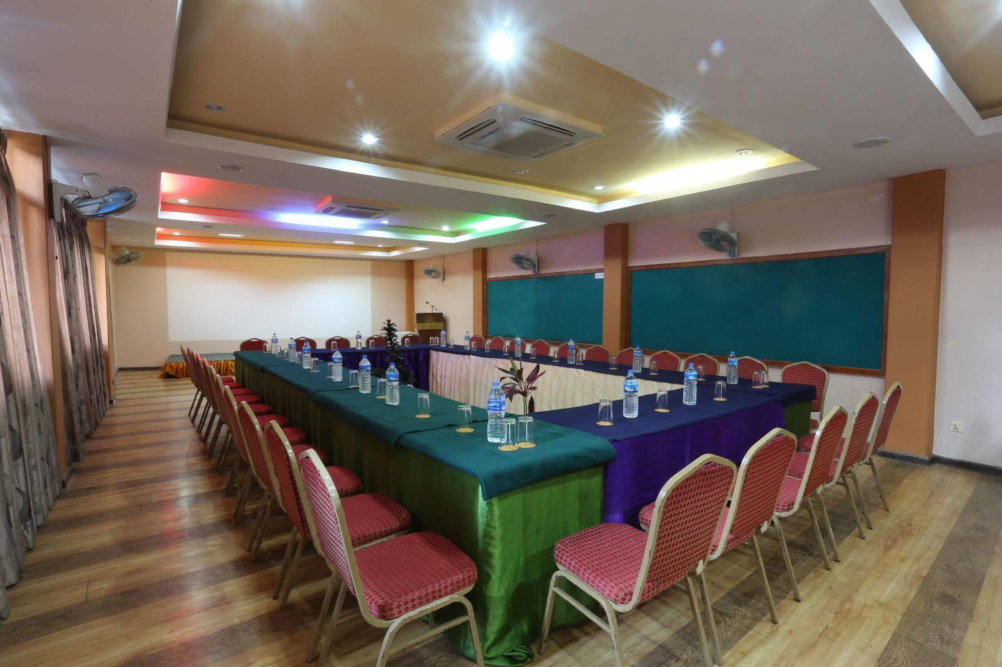 Golden Gate Hotel Pokhara Zewnętrze zdjęcie